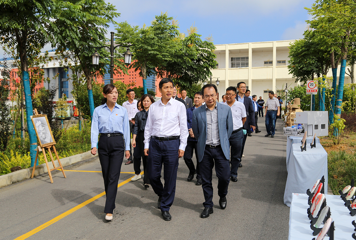 教育部黨組成員、副部長鐘登華在省市縣有關領導陪同下到我校調(diào)研