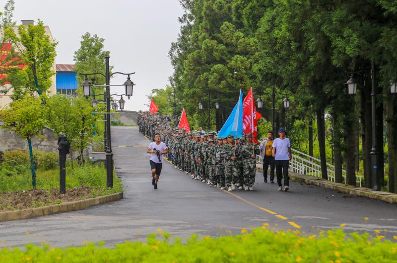 我校組織開(kāi)展2021年學(xué)生軍訓(xùn)拉練