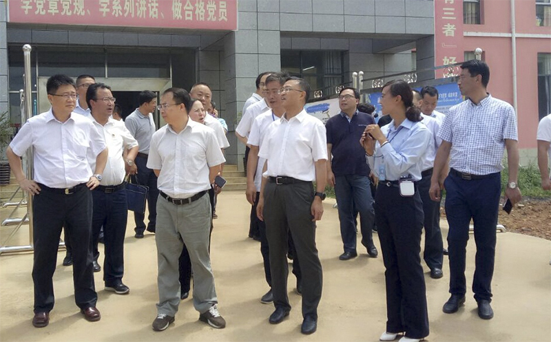 貴 州 省 人 大 常 委 會 副 主 任 、 秘 書 長 陳鳴明（前排中），赫章縣委副書記、縣長胡海 （前排左二），副縣長唐瑜等領(lǐng)導(dǎo)到我校調(diào)研。